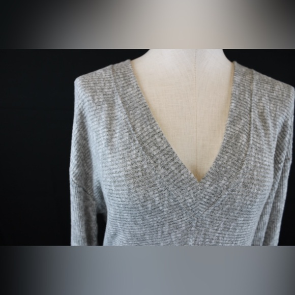 NWOT Evereve Grey V-Neck Sweater - Picture 1 of 6
